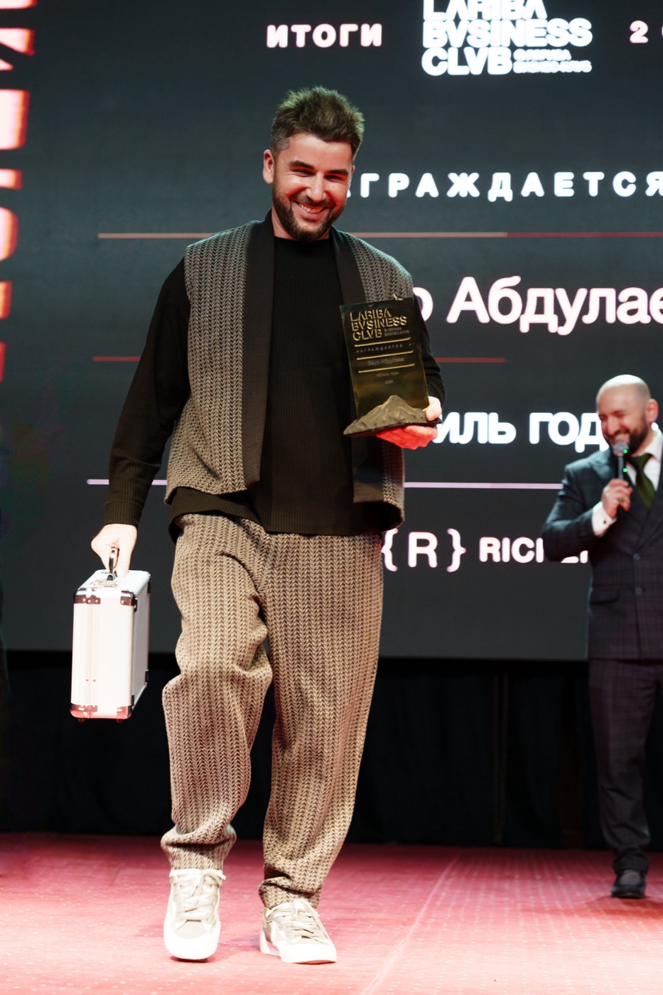 Лауреат выходит на сцену со статуэткой LARIBA AWARDS