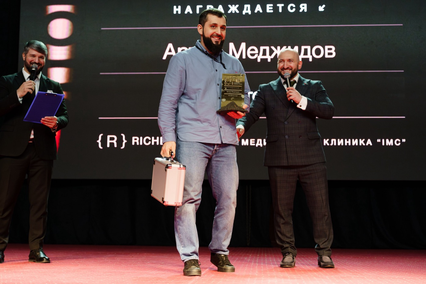 Награждение резидента клуба на сцене - клиника IMC